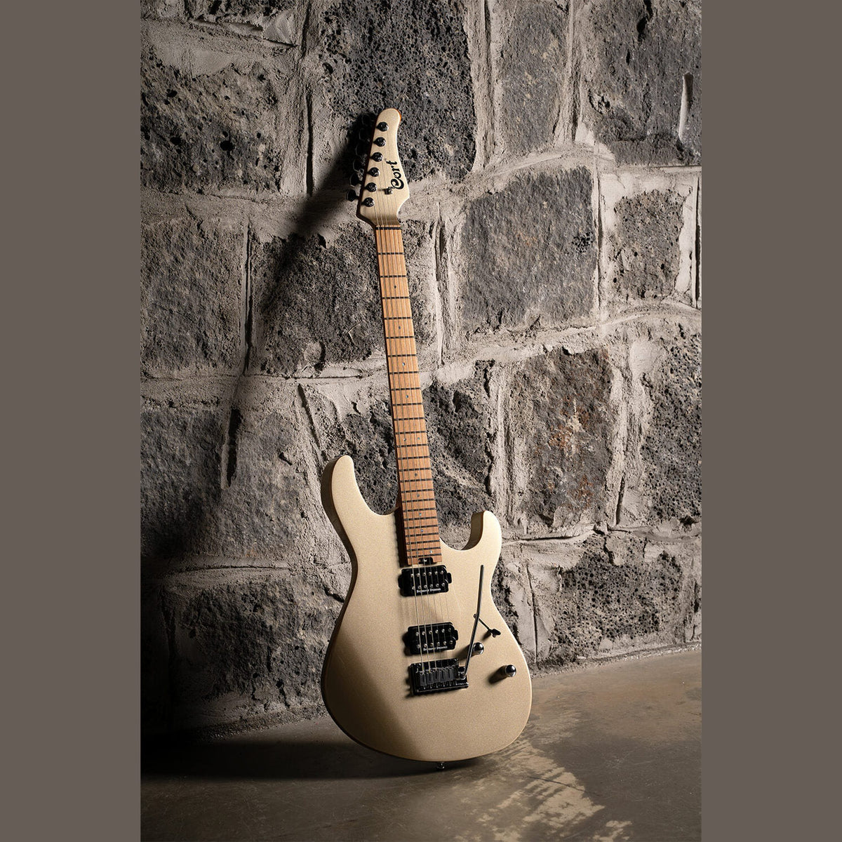 Cort G300 PRO MGD Elektrische Gitaar HH Linden met Maple Top Metallic Gold en Seymour Duncan Pickups