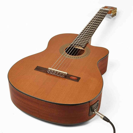 Salvador Cortez CC-10CE – Klassieke gitaar met ceder bovenblad, cutaway en Fishman Clasica II elektronica