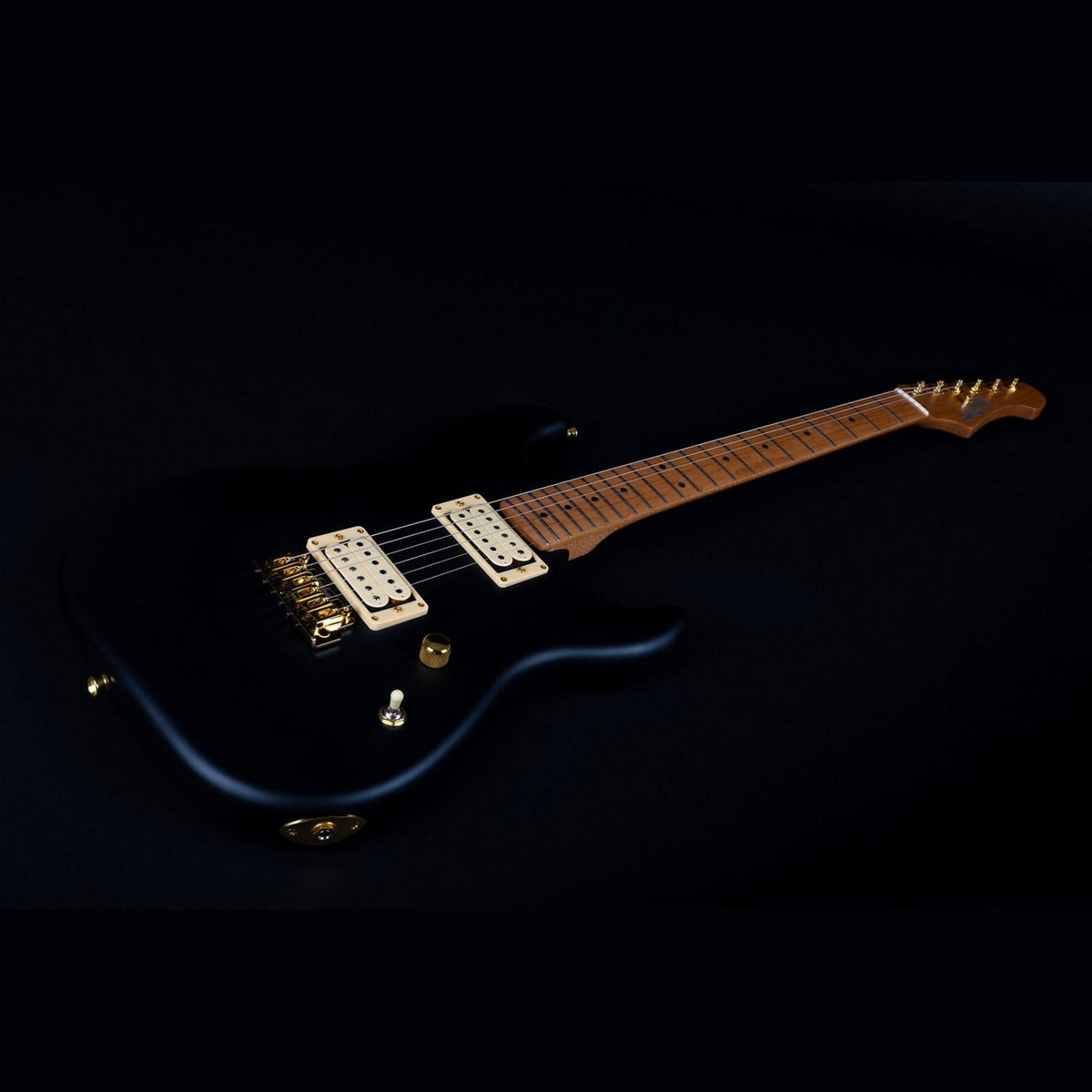 JET JS-700 MBK S-style Elektrische Gitaar HH Wilkinson Tremolo Roasted Maple Matt Zwart