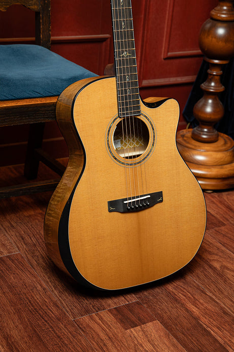 Cort Gold-Edge – Massief Flamed Myrtlewood, Torrefied Sitka & L.R. Baggs Anthem