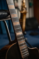 Cort Modern Black Masterpiece – Massieve Europese Spar, Mahonie & Dual Sound Ports